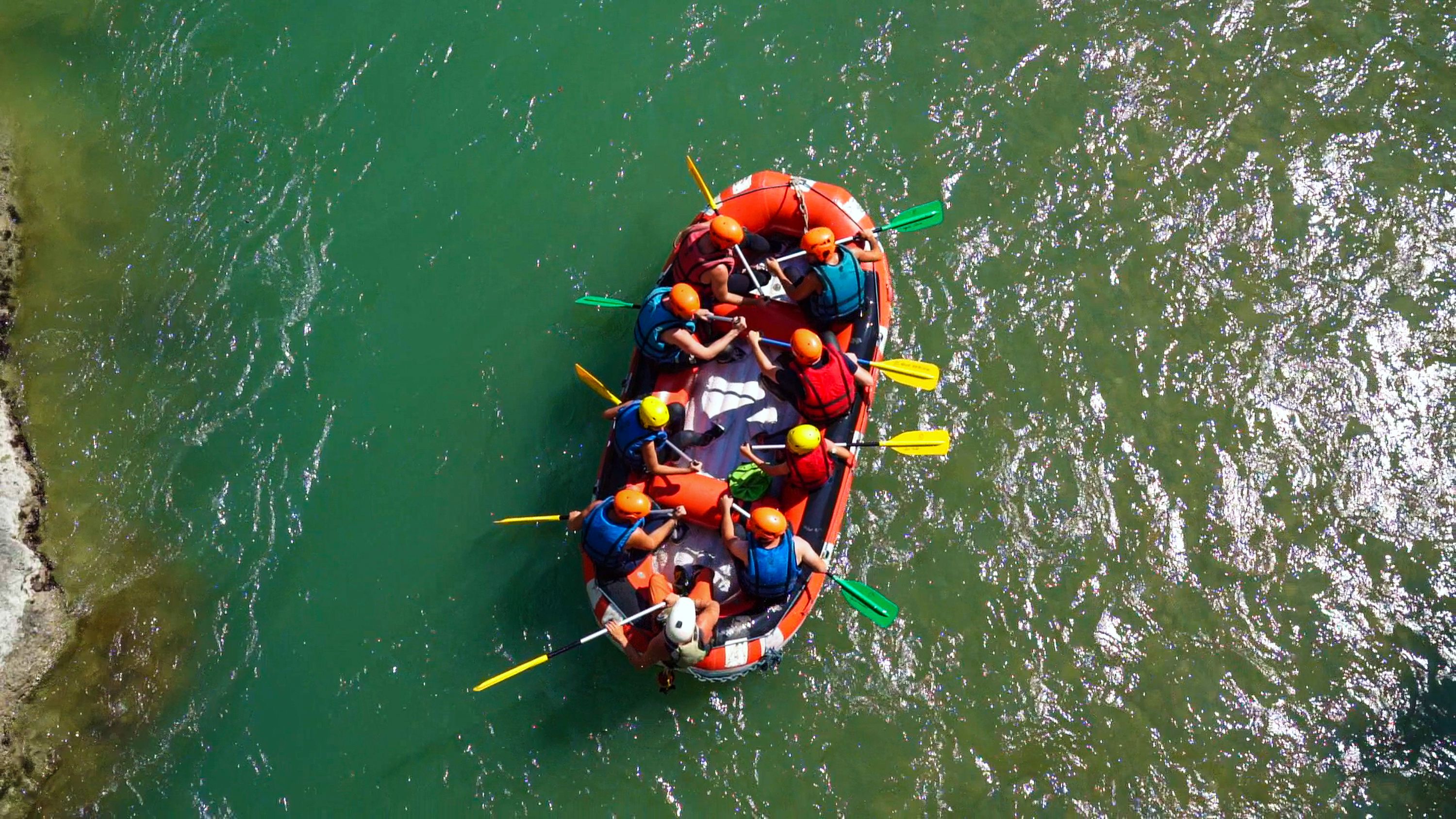 Le rafting, un beau moyen de découvrir les gorges dans l'Aveyron.