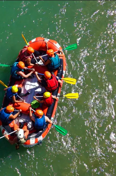 Groupe de personnes en rafting