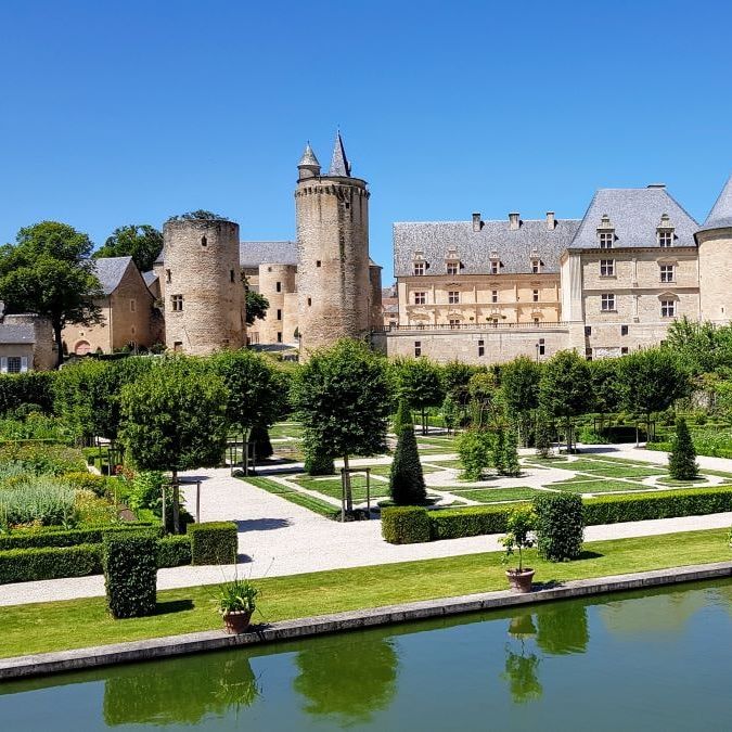 Le château de Bournazel et son jardin en Aveyron.