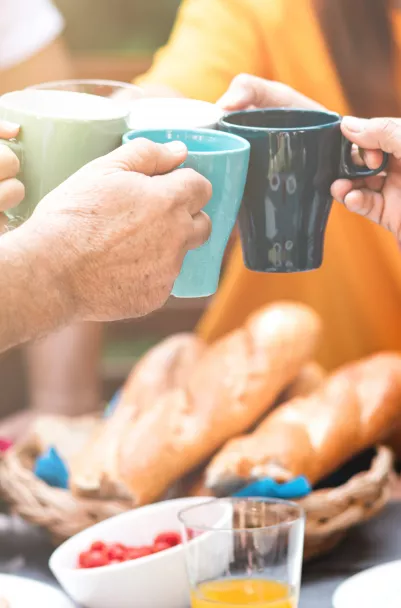 Groupe de personnes prenant le petit-déjeuner