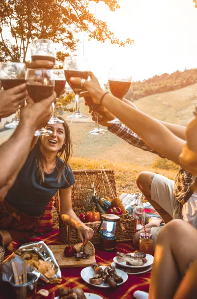 Groupe d'amis heureux buvant un verre