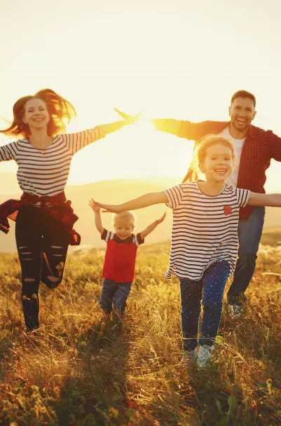 Famille heureuse courant dans un champs