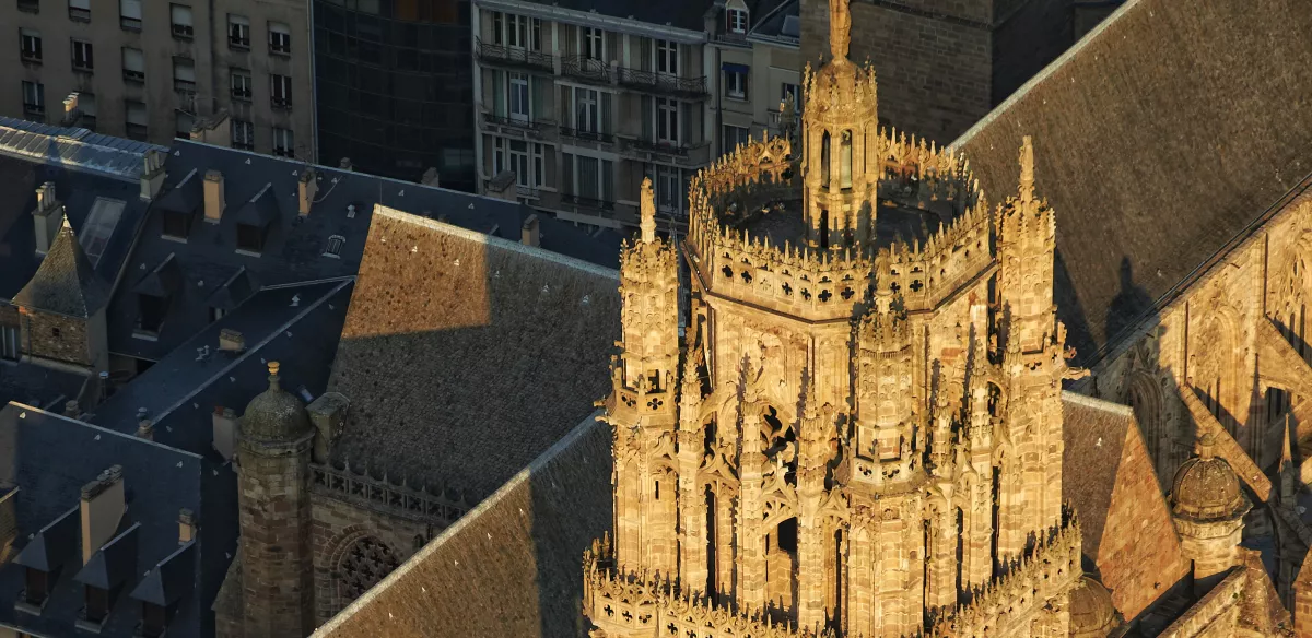 La cathédrale de Rodez vue d'un ciel