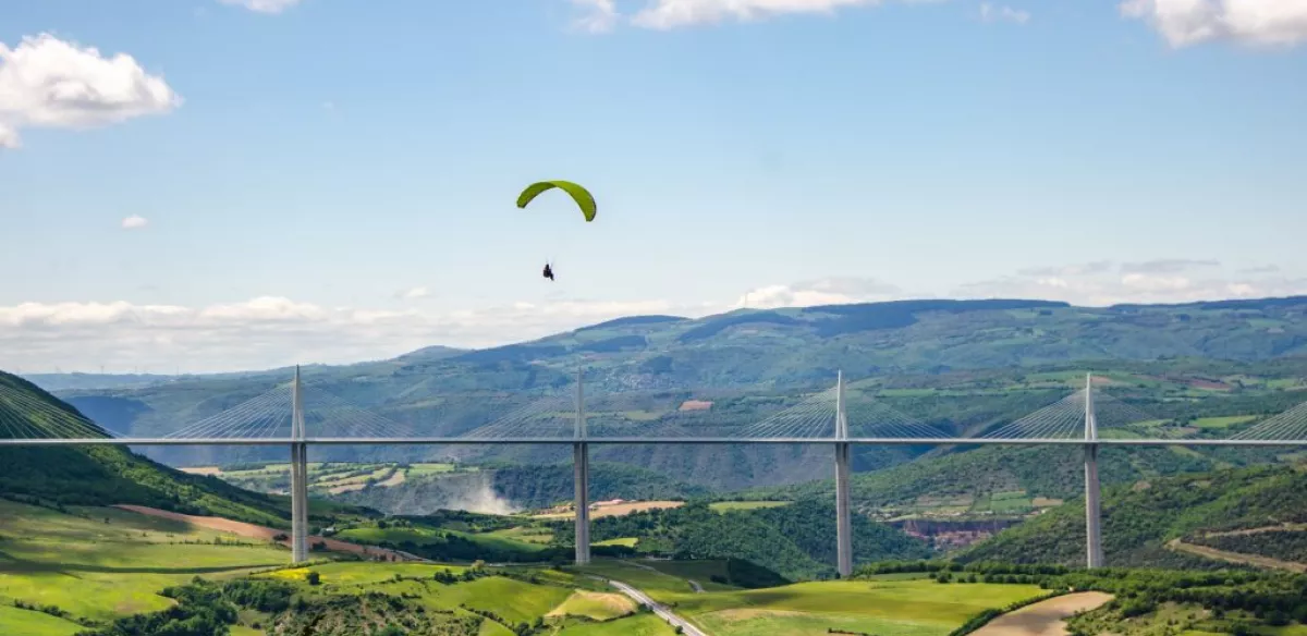 Vol en parapente au dessus du Viaduc de Millau.