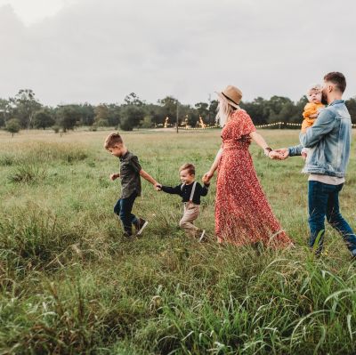 Famille se promenant dans la campagne.