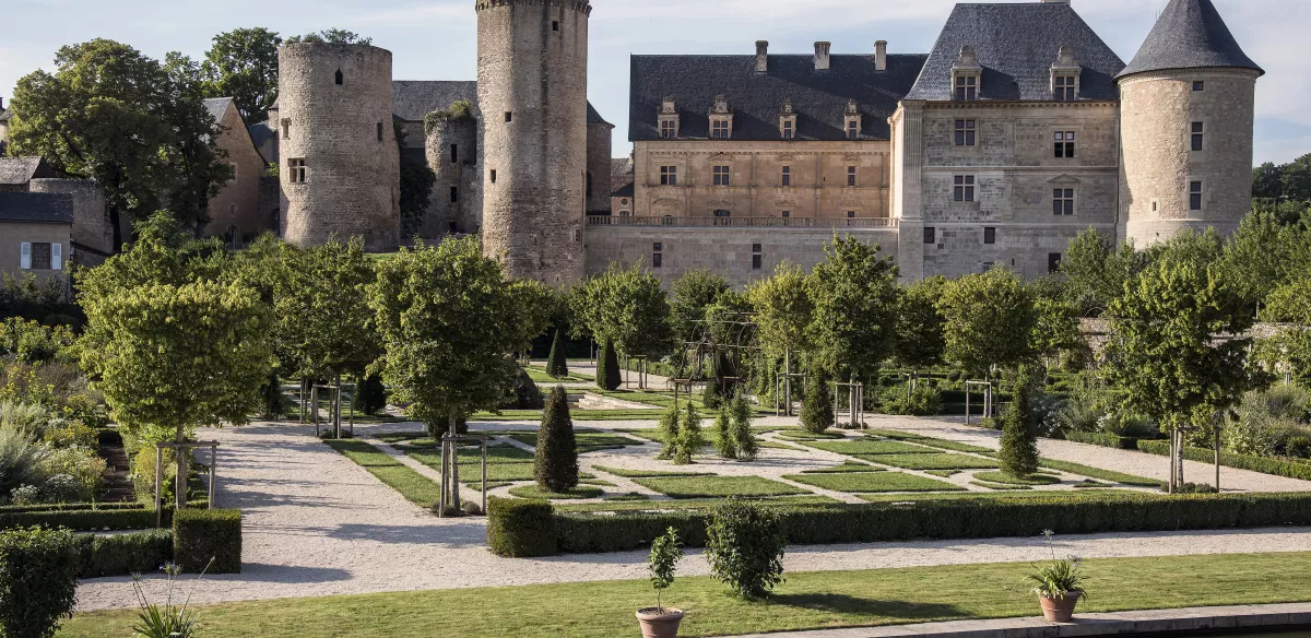 Le château de Bournazel et son jardin en Aveyron.