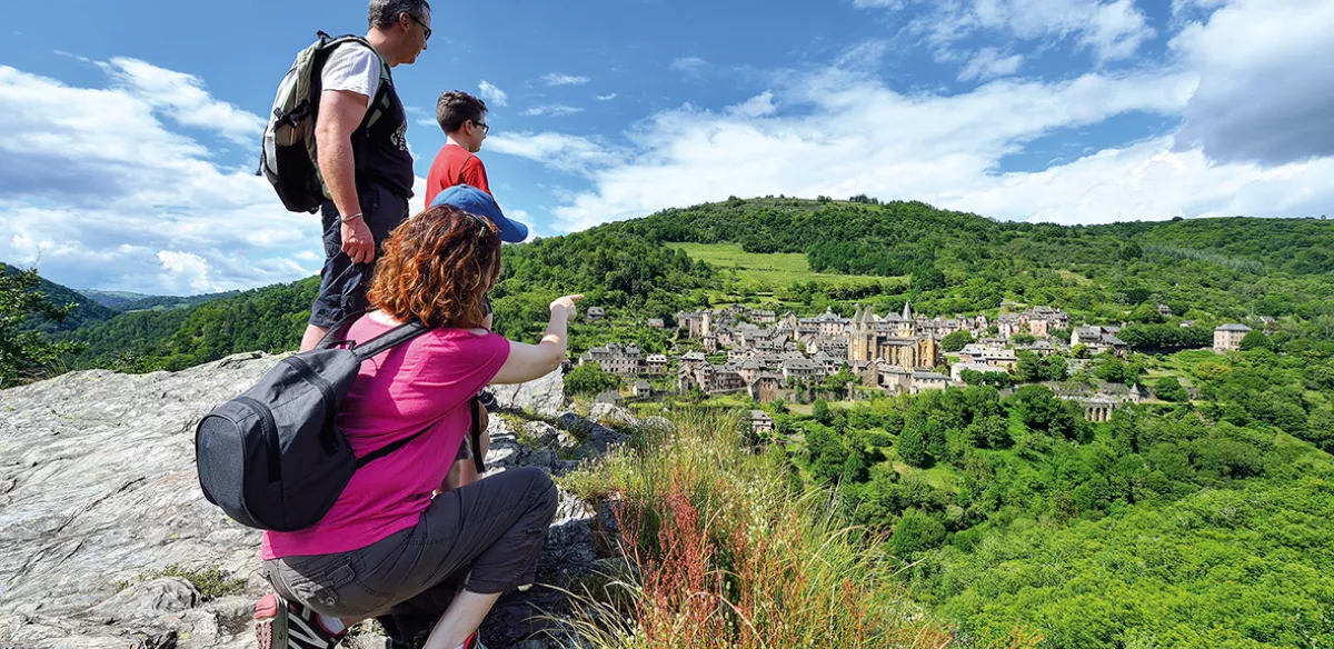 Randonnée en famille avec vue sur le village de Conques