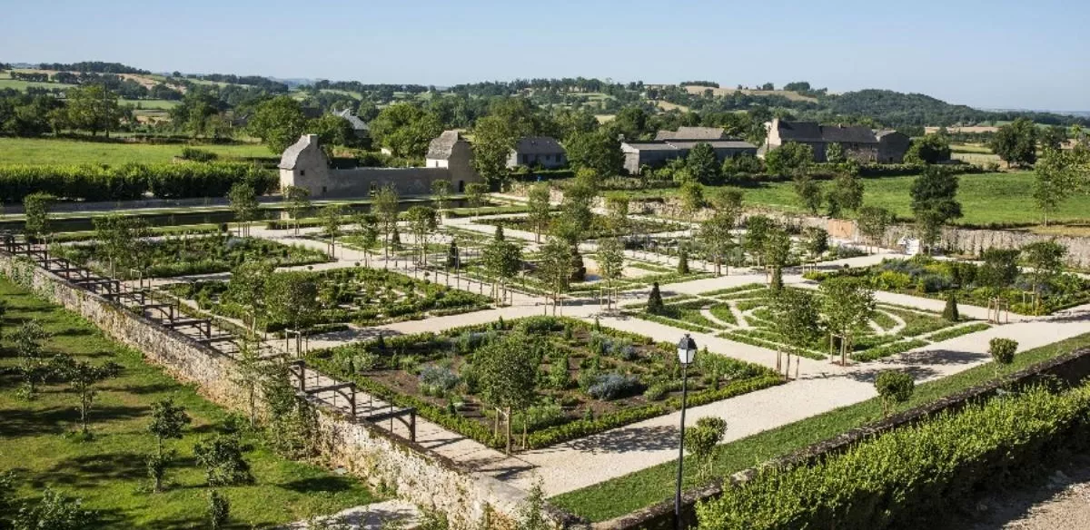 Les jardins du château de Bournazel en Aveyron.