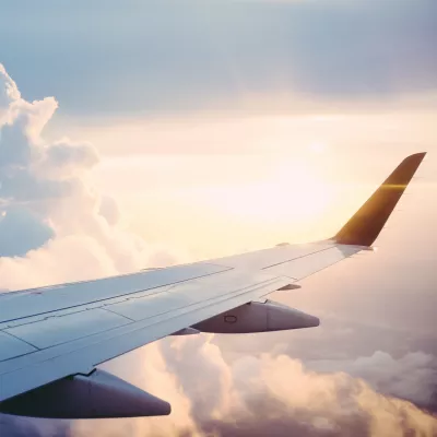 Aile d'avion dans le ciel