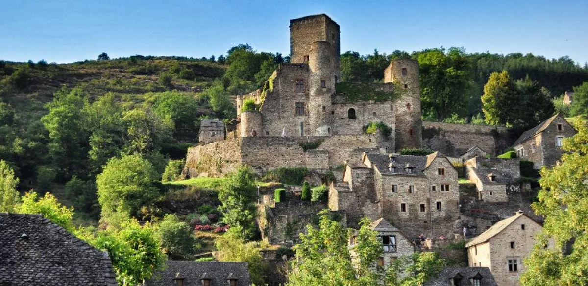 Le château de Belcastel en Aveyron en région Occitanie.